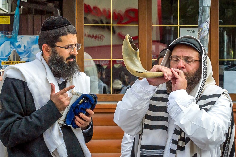 Jewish man with shofar